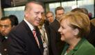 Erstes Treffen beim EM-Qualifikationsspiel: Bundeskanzlerin Angela Merkel und der türkische Ministerpräsident Recep Tayyip Erdogan begrüßen sich vor dem Anpfiff. Heute lädt Merkel zu einem Empfang im Kanzleramt. Schwerpunkt des Gesprächs dürfte der Wunsch der Türkei nach einem EU-Beitritt sein. Foto: dpa