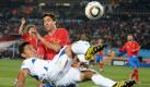 90 Minuten in Bedrängnis: Für Honduras war das Spiel eine reine Abwehrschlacht. Hier zeigt Osman Chavez eine spektakuläre Rettungsaktion. Foto: dpa