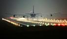 Jedes Jahr sind mehr Flugzeuge unterwegs - aber das Fliegen wird immer sicherer. Das deutsche Unfalluntersuchungsbüro JACDEC bestätigt mit seiner Bilanz für 2011 einen Trend, den auch schon die Internationale Lufttransportvereinigung IATA in Genf andeutete. Die zivile Weltluftfahrt ist trotz eines steigenden Verkehrsaufkommens weit von den schrecklichen Unfallbilanzen der 80er und 90er Jahre entfernt, als etwa 1996 mit 2272 Toten ein besonders schwarzes Jahr zu beklagen war. Da kann man doch viel beruhigter in ein Flugzeug steigen.  Foto: dapd