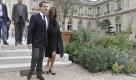 Die hochschwangere Carla Bruni-Sarkozy mit ihrem Ehemann, dem französischen Präsidenten Nicolas Sarkozy spazieren durch den Garten des Élysée-Palastes in Paris.  Foto: dapd