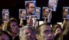 People hold up photos of Argentine missing journalist and writer Rodolfo Walsh as they wait for the verdict of a trial against former military and police officials in Buenos Aires, Argentina, Wednesday, Oct. 26, 2011. A court in Argentina has sentenced 12 former military and police officials to life in prison for crimes against humanity committed during the country's 1976-1983 dictatorship. The men were convicted of kidnapping, torturing and killing leftist dissidents at a torture center called the Navy Mechanics School. (AP Photo/Victor R. Caivano) Foto: dapd