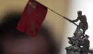Miniatur einer Szene, die Geschichte schrieb: Sowjetische Soldaten hissen die rote Fahne über dem Reichstag in Berlin. Die Hauptstadt Nazi-Deutschlands war im Mai 1945 gefallen. Die Miniatur ist Teil einer Ausstellung in Sofia, Bulgarien. Foto: ap