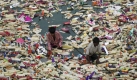 Nach den Feiern zum Kartik-Purnima-Fest im indischen Bhubaneswar suchen Kinder die Überreste nach Münzen oder anderen verwertbaren Gegenständen durch. Foto: ap