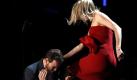 Eigentlich sollte Charlize Theron (rechts) bei den MTV Movie Awards nur Preise übergeben. Doch plötzlich ging die Schauspielerin (Snow White  the Huntsman) auf ihren Kollegen Michael Fassbender (Prometheus) los.  Foto: dapd