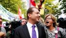 CSU-Generalsekretär Alexander Dobrindt (Mitte) stellt sich in München den Teilnehmern einer Demonstration gegen den Ausbau des Flughafens. Rund 300 Flughafengegner waren am Freitagvormittag dem Aufruf des Aktionsbündnisses AufgeMUCt gefolgt und vor die CSU-Zentrale nach München gekommen. Foto: dapd