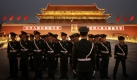 Chinese paramilitary police officers gather in front of Tiananmen gate after a flag lowering ceremony in Beijing, China, Tuesday, Sept. 29, 2009. Chinese authorities plan to lock down the Tiananmen Square area Wednesday to prepare for the Oct. 1 National Day celebrations. (AP Photo/Vincent Thian) Foto: ap