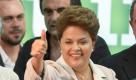 Dilma Rousseff (C) greets supporters during her victory meeting in Brasilia, Brazil, 31 October 2010. Rousseff, 62 and candidate for the officialist Wokers Party (PT), defeated Jose Serra, of the Brazilian Social Democratic Party (PSDB), and became the first female Chief of State of the South American nation. EPA/MARCELO SAYAO +++(c) dpa - Bildfunk+++

Dilma Rousseff erste Präsidentin Brasiliens
Vorspann: 	
Text: 	

Brasília (dpa) - Historische Wahl in Brasilien: Das fünftgrößte Land der Erde wird in nächsten vier Jahren erstmals von einer Präsidentin geführt.

Die 62-jährige Regierungskandidatin Dilma Rousseff setzte sich in der Stichwahl mit rund zehn Prozentpunkten Vorsprung gegen ihren oppositionellen Herausforderer José Serra durch. Das Votum galt auch als Abstimmung über die Politik von Präsident Luiz Inácio Lula da Silva, der Rousseff im Wahlkampf massiv unterstützt hatte. Er scheidet mit Rekordsympathiewerten von über 80 Prozent aus dem Amt.

Die Anhänger Rousseffs feierten den Sieg ihrer Kandidatin auf der Hauptpromenade Brasílias, wo sich Rousseff am Abend (Ortszeit) noch selbst äußern wollte. Nach der Abstimmung wollte sie zunächst eine Woche Urlaub machen. Danach wird sie vermutlich Lula auf einer geplanten Auslandsreise nach Mosambik begleiten und anschließend zum G20-Gipfel am 11./12. November nach Südkorea fahren. Dort will sich Lula offiziell verabschieden und wenn möglich auch die künftige Präsidentin vorstellen.

Es waren die sechsten Präsidentschaftswahlen nach dem Ende der Militärdiktatur in Brasilien (1964-1985) und seitdem das erste Mal, dass Lula nicht selbst als Kandidat antrat. Für Serra blieb mit der Niederlage auch der zweite Anlauf aufs Präsidentenamt erfolglos. Er war bereits 2002 im zweiten Wahlgang gegen Lula gescheitert. Auf Rousseff entfielen nach offizieller Auszählung von rund 97 Prozent der Wahlzettel 55,72 der Stimmen, auf Serra 44,28 Prozent.

Der Wahlkampf war weniger von programmatischen Debatten, sondern mehr von gegenseitigen Anschuldigungen geprägt. So musste sich Rousseff gegen Vorwürfe wehren, sie trete für eine Legalisierung der Abtreibung ein, die in Brasilien derzeit nur nach einer Vergewaltigung oder bei bestehender Lebensgefahr für die Mutter erlaubt ist. Serra wurde vorgeworfen, er wolle im Falle einer Regierungsübernahme die Privatisierung vorantreiben und selbst vor dem staatlichen Ölkonzern Petrobras nicht haltmachen.
Ressort: 	Politik
Schlagworte: 	Wahlen/Brasilien/ Foto: dpa