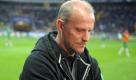 Voller Hoffnung auf einen Dreier: Bremens Trainer Thomas Schaaf geht vor dem Spiel auf dem Rasen auf und ab. Foto: ddp