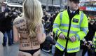 Schulter, Hüfte, Rippchen: Eine Aktivistin der Tierschutzorganisation PETA demonstriert im Herzen Londons gegen den Fleischkonsum. Foto: Andy Rain Foto: dpa