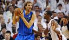Wohin mit dem Ball? Dirk Nowitzki im entscheidenden sechsten Finalspiel gegen Miamis Forward Chris Bosh. Foto: dpa
