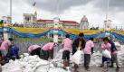 Sandsäcke gegen die Flut: Immer mehr Bezirke von Bangkok sind von den Wassermassen bedroht. (Bild: dpa) Foto: dpa