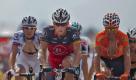 Lance Armstrong kommt nach der 8. Tour-Etappe abgeschlagen ins Ziel. Foto: dpa