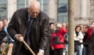 Währenddessen schuftete ein anderer: Der ehemalige Staatspräsident der UdSSR und Träger des Friedensnobelpreises, Michail Gorbatschow, pflanzt symbolisch zu Ehren der Quadriga einen Baum auf der Rasenfläche vor dem Reichstag in Berlin. Foto: dpa
