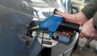 ARCHIV - Ein Autofahrer tankt in Leipzig Benzin an einer Tankstelle (Archivfoto vom 25.04.2008). Benzin und Diesel sind für viele Diebe eine lohnende Beute. Der Diebstahl großer Mengen Treibstoff aus Bau- und Landwirtschaftsmaschinen sowie das Tanken ohne zu Bezahlen sind in Hessen keine Ausnahme, wie eine landesweite dpa-Umfrage ergab. Foto: Peter Endig dpa/lsn/lhe (zu dpa/lhe-Umfrage 'Benzin und Diesel sind für viele Diebe eine lohnende Beute' vom 09.08.2008) +++(c) dpa - Bildfunk+++
 Foto: dpa