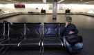 Sheikh Ali phones his family from the baggage claim area at Charlotte/Douglas International Airport Thursday, Jan. 15, 2009. Ali's friend was supposed to be on board US Airways flight 1549 that went down into the Hudson River in New York City. Officials said rescuers pulled all 155 people on board into boats as the plane sank. (AP Photo/Charlotte Observer, Todd Sumlin) Foto: ap