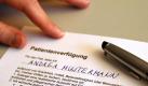 Vorsorge für den Ernstfall: Vor allem ältere Frauen haben bereits eine Patientenverfügung verfasst. (Bild: Schierenbeck/dpa/tmn) Foto: dpa