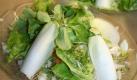 2. Gang: Vitamin-Salat mit frischer Marinade. Dreimal über, viermal unter der Erde ist die frische Rohkost gewachsen, die Christian Gruhl für seine Gäste drappiert. Ganz nach unten kommt der Sellerie, denn der ist trocken und nimmt dort gut die durchgesickerte Soße auf. Auch Möhre und Kohlrabi sind unterirdisch, Blattsalat, Kresse, Feldsalat und der unvermeidliche Chicoree oberirdisch knackig. Das besondere Augenmerk aber gilt der Soße: Molkepulver gibt nicht nur den speziellen Geschmack, sondern ist auch basisch und gleicht den pH-Wert im Körper aus. Foto: news.de