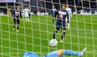 Bernd Leno (vorne) hielt in der 5. Minute einen Handelfmeter von Herthas Levan Kobiashvili. Foto: Thomas Eisenhuth Foto: dpa