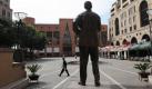 Nelson der Große: Eine große Statue des Nobelpreisträgers schmückt den Nelson-Mandela-Platz in der südafrikanischen Stadt Sandton City. Foto: Kim Ludbrook  Foto: dpa