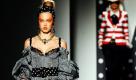 Diese Kreation von Moschino für Frühling und Sommer 2011 auf der Milan Fashion Week in Italien scheint mit seinem sexy Oberteil vom momentanen Oktoberfest inspiriert zu sein. Die Modewoche dauert noch bis zum 28. September. Foto: dpa