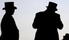 Elegante Pferdesportfreunde: Die Silhouetten englischer Gentlemen während des Epsom Derby im südenglischen Surrey. Foto: dpa