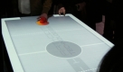 ...oder beim virtuellen Tischhockey, gespielt mit der Hand. Das System auf der Cebit war ein kleines, im BMW-Museum Mnchen oder im Naturkundemuseum in Berlin sind weit grere Exemplare installiert. Foto: news.de