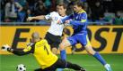 Das 1:0 erzielte Miroslav Klose - sein 58. Treffer im DFB-Dress. Bis zur Rekordmarke von Gerd Müller muss Klose nun noch zehn Tore schießen. Der Goalgetter musste in der 55. Minute ausgewechselt werden - Verdacht auf Muskelfaserriss. Beim FC Bayern werden sie ob der bereits verletzten Stammkräfte die Hände über dem Kopf zusammenschlagen. Foto: ddp