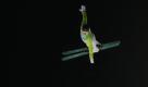 Nur Fliegen ist schöner: Der Weißrusse Dmitri Dashinski beim Freestyle-Skiwettbewerb der Männer in Vancouver. Foto: ap