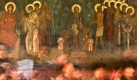 Romanian Orthodox worshipers walk by the Romanian Patriarchy walls in Bucharest, Monday Oct. 26, 2009, during celebrations of Saint Dimitrie Bassarabov, the patron saint of Bucharest. Worshippers queued up for hours to touch the remains of the saint, hoping for the healing of diseases or a change in fortune.(AP Photo/Vadim Ghirda) Foto: ap