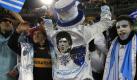 Argentiniens Trainer Diego Armando Maradona - hier auf einer Jacke abgebildet - polarisiert. Die meisten argentinischen Fans verehren ihn wie einen Gott. Foto: ap