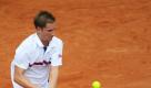 Recht ungewöhnlich ist die Rückhand, die Florian Mayer in Stuttgart im ersten Einzel des Davis Cup-Viertelfinales gegen den Franzosen Gasquet spielt. Vom 8. bis 10. Juli kommt es auf dem Weissenhof zum neunten Davis-Cup-Duell zwischen Deutschland und dem Vorjahresfinalisten Frankreich. Foto: dpa