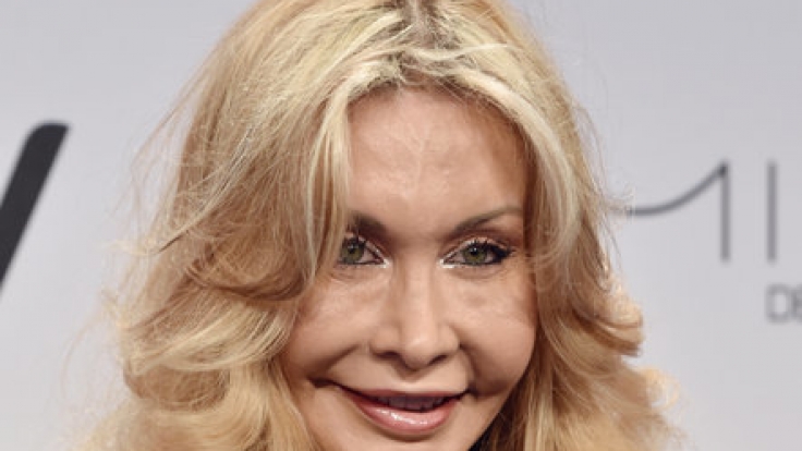 Dolly Buster ist an Tinnitus erkrankt.