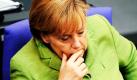 Bundeskanzlerin Angela Merkel sitzt im Bundestag mit einem Handy in der Hand auf ihrem Platz. Bundestag und Bundesrat entscheiden über den deutschen Anteil am 750-Milliarden-Rettungspaket für den Euro. Der deutsche Bürgschaftsanteil beträgt bis zu 148 Milliarden Euro. Die schwarz-gelbe Koalition will die umstrittenen Hilfen mit ihrer Mehrheit durchsetzen, auf Stimmen der Opposition kann Merkel nicht hoffen. Foto: dpa