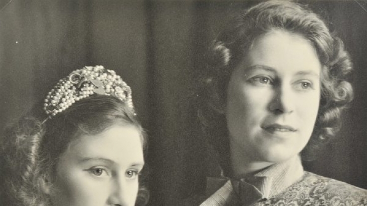 Prinzessin Elizabeth, hier mit ihrer jüngeren Schwester Prinzessin Margaret, lernte ihren späteren Ehemann Prinz Philip bereits als Teenager kennen.