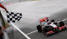 Jenson Button triumphiert beim Großen Preis von China und lässt Lewis Hamilton auf der Ziellinie hinter sich. Sebastian Vettel und Michael Schumacher erleben ein Desaster. Foto: dpa