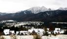 Eine dünne Schicht Schnee hat sich auf Häuser und Hügel von Zakapone in Polen gelegt. Ein sicheres Zeichen, dass in der Hohen Tatra der Winter Einzug gehalten hat.  Foto: dpa