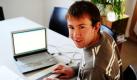 Der sehgeschädigte Student Lukas Smirek arbeitet im Studienzentrum für Sehgeschädigte in Karlsruhe mit Hilfe einer Braillezeile an seinem Laptop (Foto vom 21.10.2009). Sein Studium am Karlsruher Institut of Technologie (kurz KIT) meistert der werdende Wirtschaftsingenieur trotzdem problemlos - als einziger Blinder seines Semesters. Unterstützt wird der 25-Jährige dabei vom Studienzentrum für Sehgeschädigte. Das hilft blinden und sehbehinderten Studenten dabei, weitgehend unabhängig zu studieren. Foto: Uli Deck dpa/lsw (zu lsw-KORR.: 'Lukas Smirek studiert in der Dunkelheit' vom 10.11.2009) +++(c) dpa - Bildfunk+++  Foto: dpa