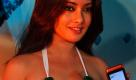 Die Bollywood-Schauspielerin Riya Sen posiert in Hyderabad mit dem Mobiltelefon Nokia N8, das neu auf den Markt kommt. Das Handy wird ungefähr 450 Euro kosten. Foto: dapd