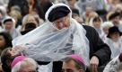 Bundestagsvizepräsident Wolfgang Thierse (SPD) kämpft am Sonntag beim Abschlussgottesdienst des 2. Ökumenischen Kirchentages in München mit seinem Regenschutz. Der Kirchentag fand unter dem Motto Damit ihr Hoffnung habt. mit fast 3000 politischen, kulturellen und religiösen Veranstaltungen statt. Foto: ddp