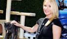 Schauspielerin Christina Applegate hat bei der Premiere von Cats  Dogs  Die Rache der Kitty Kahlohr in Los Angeles einen schnurrenden Begleiter an ihrer Seite. Der tierische Animationsfilm läuft am 5. August in den deutschen Kinos an. Foto: ap