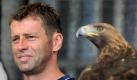 Ein Draufgänger wie Lothar ist Herthas Trainer Michael Skibbe eigentlich nicht. Doch eine peinliche Handy-Panne hält sich hartnäckig: Aus Skibbes Dienstwagen wurde 2006 das Mobiltelefon des früheren Bundestrainers gestohlen. Monate später meldeten sich zwei Erpresser, die Skibbe mit intimen Sexfotos von ihm und seiner Lebensgefährtin um eine sechsstellige Summe erleichtern wollten. Dem Hobby-Porno-Knipser war das zwar peinlich, zur Polizei ging er dennoch. Bei einer vortgetäuschten Geldübergabe wurden die Erpresser geschnappt. Und Skibbe trägt jetzt den Spitznamen «Horny Mike». Foto: dpa
