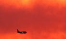 Ein Flugzeug befindet sich vor der Kulisse des Sonnenaufgangs am Dienstag (05.10.2010) im Anflug auf den Düssseldorfer Flughafen. Den Tag über wird es in Nordrhein-Westfalen öfter regnen, erst am Mittwoch wird sich nach Angabe der Meteorologen wieder die Sonne zeigen. Foto: Martin Gerten dpa/lnw +++(c) dpa - Bildfunk+++ Foto: dpa