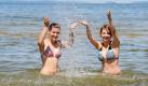 Diese Erfrischung ist bestimmt gelungen: In der 16 Grad warmen Ostsee kühlen sich Selina und Sara (rechts) am Strand des Seebades Lubmin ab.  Foto: dpa