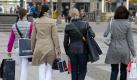 Frauen beim Einkaufsbummel (Symbolbild): Heute gibt das ifo Institut in München den Geschäftsklimaindex für den Monat Juli 2011 bekannt. Foto: dpa