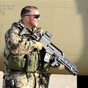 Ein Bundeswehrsoldat auf dem Flugfeld von Mazar-i-Scharif (Foto)