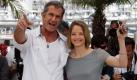 Der Schauspieler Mel Gibson und die Regisseurin und Schauspielerin Jodie Foster werben auf den internationalen Filmfestspielen im französischen Cannes für den Film Der Biber. In dem Drama, das am Donnerstag in die deutschen Kinos kommt, mimt Gibson einen depressiven Vater und Ehemann, der durch ein Plüschtier zurück ins Leben findet. Foto: dapd