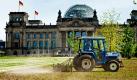 Ein Mitarbeiter des Gartenbauamtes fährt in Berlin mit einem Mini-Traktor über die Wiese vor dem Deutschen Reichstag. Der stark beanspruchte Rasen werde instand gesetzt, müsse gelüftet und neu gesät werden, teilte das Bezirksamt Mitte mit. Die Wiese bleibt bis Anfang Juni für Besucher gesperrt. Foto: dpa