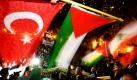 Demonstranten protestieren vor dem Rathausgebäude im australischen Sydney gegen den Militärangriff Israels auf die internationale Gaza-Hilfsflotte. Die «Solidaritätsflotte» wollte trotz der von Israel verhängten Seeblockade rund 10.000 Tonnen Hilfsgüter in den Gazastreifen bringen. Bei dem Angriff auf das Schiff wurden zehn Aktivisten getötet. Foto: ap