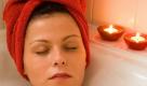 Wellness in der Badewanne: Ein Klecks Honig im Badewasser glättet die Haut und entspannt. (Bild: dpa/tmn) Foto: dpa