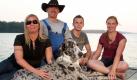 Eine schrecklich ausgewanderte Familie. Das sind die Reimanns (v.l.): Manuela (42), Konny (55), Jason (21) und Janina (24). Vorne der Hund Phoebie (1). 2004 wanderten sie nach Texas aus. Foto: VOX